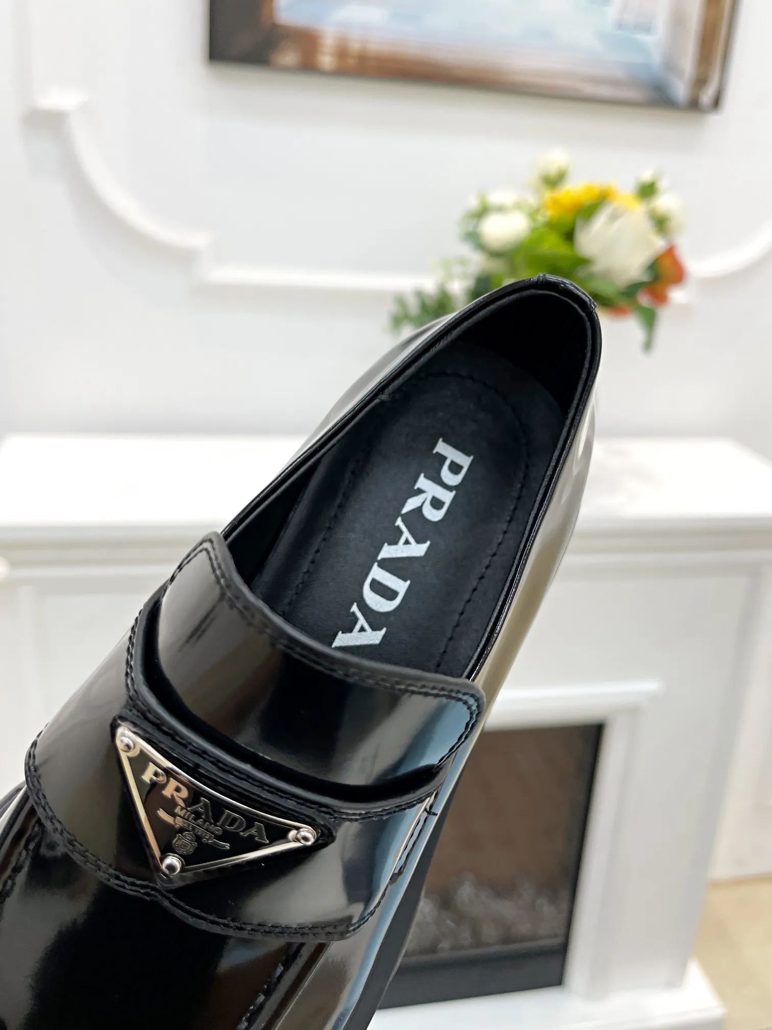 👟👟Ex-factory price 480👟👟 PRADA Prada loafers are now available! Top version! ! Copy the original! All sides are oily! Has a high-end temperament! Fabric: Grade A open-edge beaded cowhide. Buckle: Original board molded, never deformed. Lining: Silk cowhide, soft and smooth. Feet: Silk cowhide comfortable. Number of yards: 35-40.